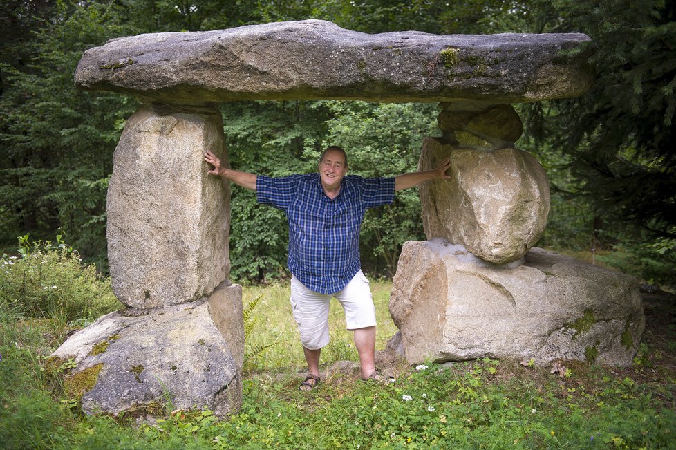 Freestone si na chalupě užíval malý Stonehenge.