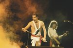 Zpěvák Freddie Mercury, kytarista Brian May (na snímku v pozadí), bubeník Roger Taylor a baskytarista John Deacon vystoupili poprvé jako kapela Queen 19. února 1971.