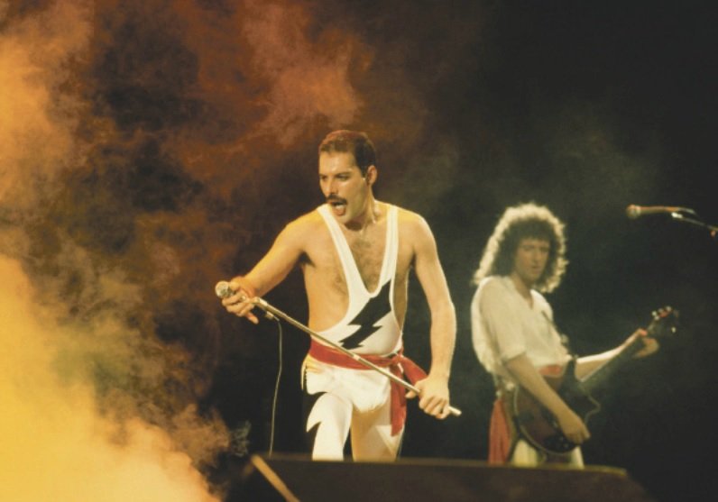 Zpěvák Freddie Mercury, kytarista Brian May (na snímku v pozadí), bubeník Roger Taylor a baskytarista John Deacon vystoupili poprvé jako kapela Queen 19. února 1971.