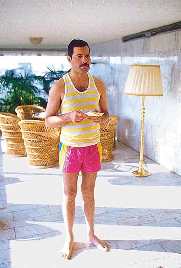 Neznámé fotky ze života Freddieho Mercuryho: Doma na terase
