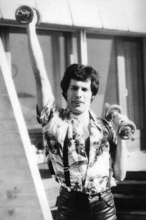 Neznámé fotky ze života Freddieho Mercuryho: V posilovně