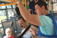 Z tramvaje vyhodili „Freddie Mercuryho"! Hrál pro radost, ale bez jízdenky!