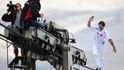 Cirkusový umělec Freddy Nock při zdolávání cesty po kabelu lanovky na nejvyšší horu Německa Zugspitze