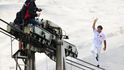 Cirkusový umělec Freddy Nock při zdolávání cesty po kabelu lanovky na nejvyšší horu Německa Zugspitze