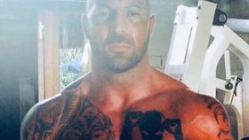 Slavný kickboxerský šampion Frederic "Undertaker" Sinistra zřejmě podlehl covidu, manželka příčinu smrti odmítá