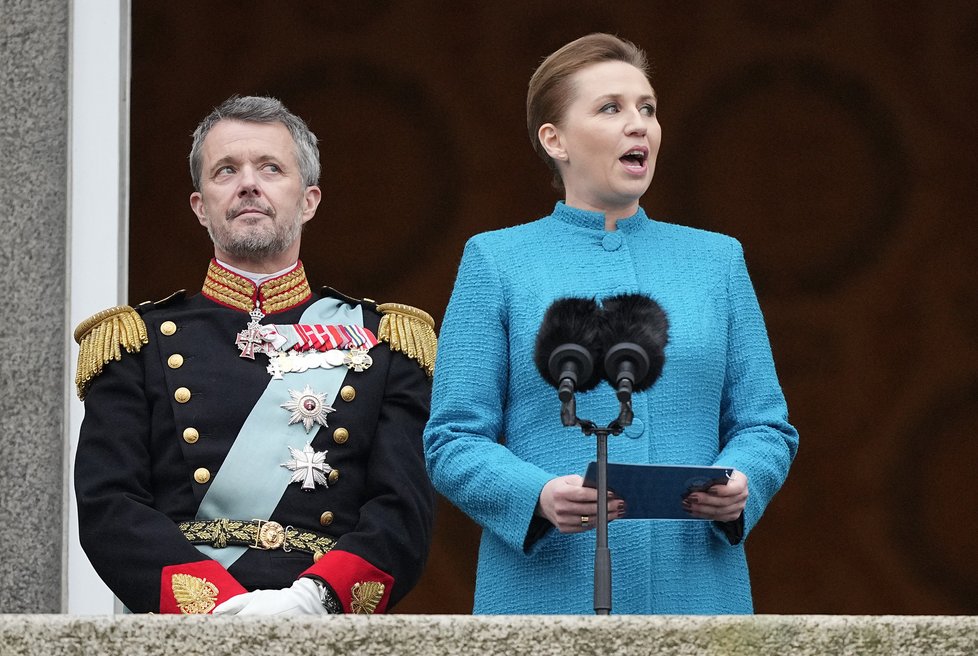 Nový dánský král Frederik X na balkonu dánského zámku Christiansborg mává příznivcům (14. 1. 2023)