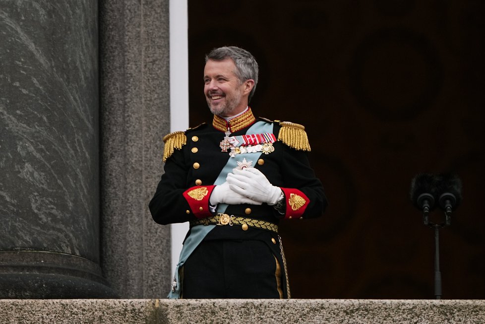 Nový dánský král Frederik X na balkonu dánského zámku Christiansborg mává příznivcům (14. 1. 2023)