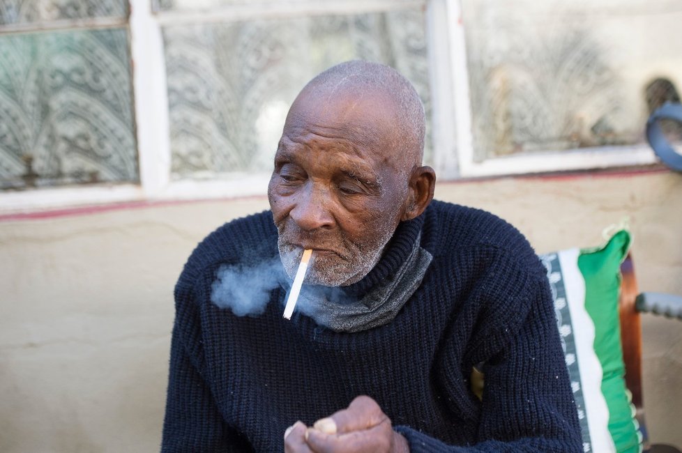 Nejstarší muž světa (116) zažil španělskou chřipku: Na pandemii koronaviru ho štve, že si nemůže koupit cigarety
