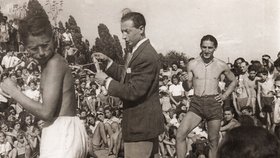 Fredy Hirsch (vpravo) byl velký sportovec a organizátor sportovních akcí.