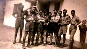 Skupina Makabi Hacair v Žilině v roce 1938. Fredy Hirsch stojí pátý zprava.