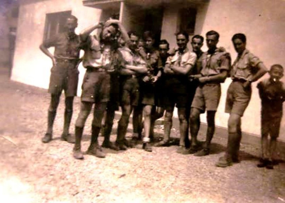 Skupina Makabi Hacair v Žilině v roce 1938. Fredy Hirsch stojí pátý zprava.