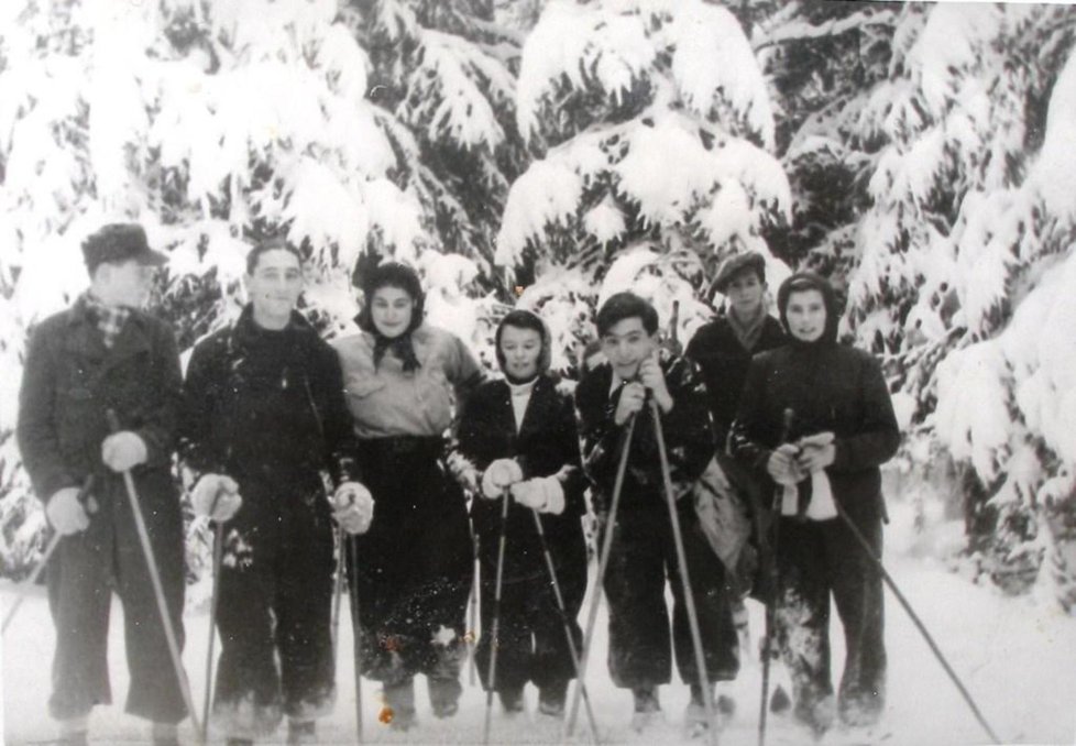 Zimní tábor skupiny Makabi Hacair, Fredy Hirsch druhý zleva.