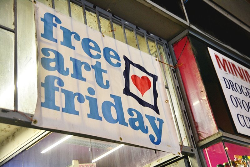 Free Art Friday nabídl umění zdarma i podívanou na umělce v akci.