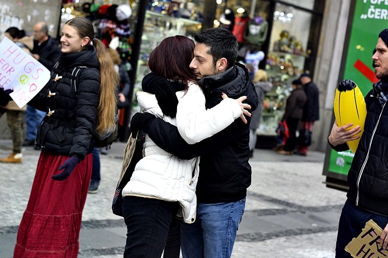 Pražané se objímali na Václaváku s turisty