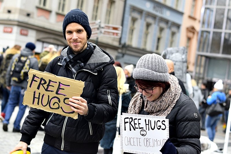 Pražané se objímali na Václaváku s turisty