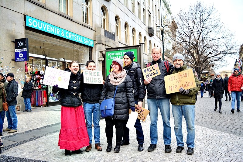 Pražané se objímali na Václaváku s turisty