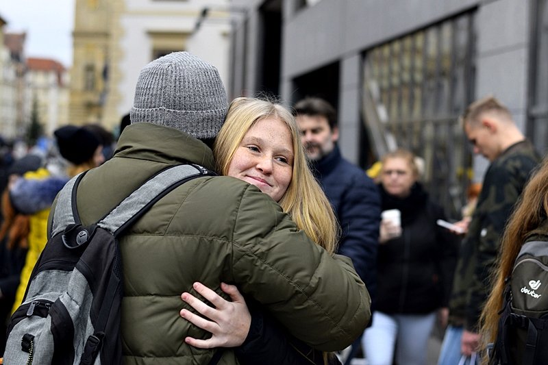 Pražané se objímali na Václaváku s turisty