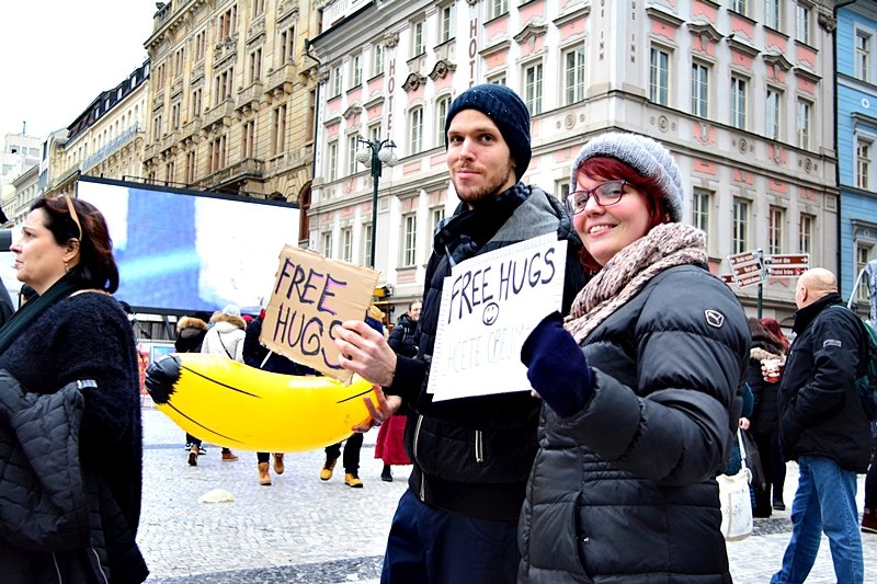 Pražané se objímali na Václaváku s turisty.