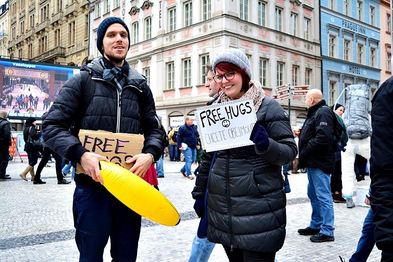 Pražané se objímali na Václaváku s turisty.