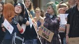 Václavák plný objetí: Mladí s cedulemi free hugs se objímali, až je ruce bolely