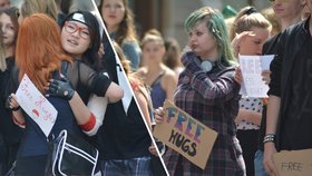 Václavák plný objetí: Mladí s cedulemi free hugs se objímali, až je ruce bolely