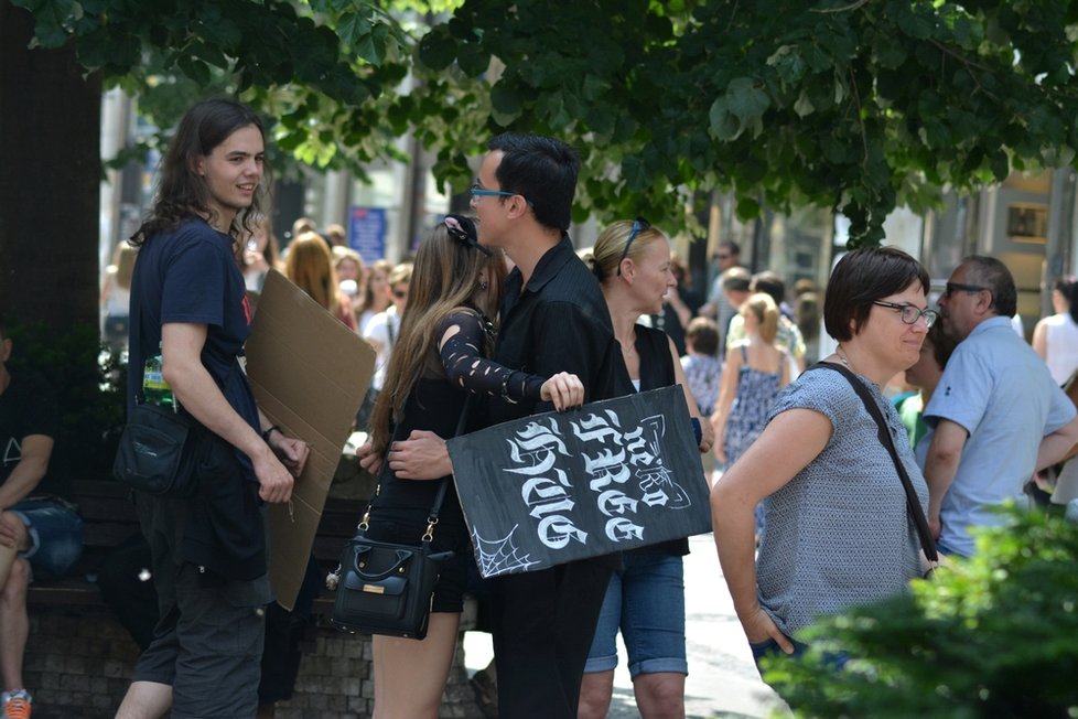 V sobotní odpoledne se na Václaváku objímalo několik desítek náctiletých.