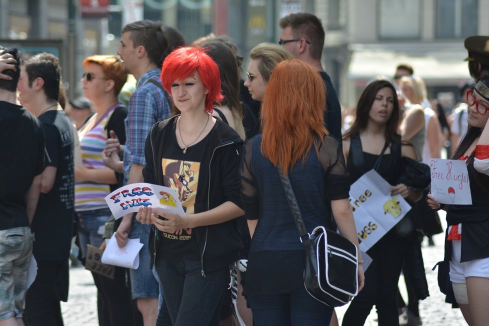 V sobotní odpoledne se na Václaváku objímalo několik desítek náctiletých.