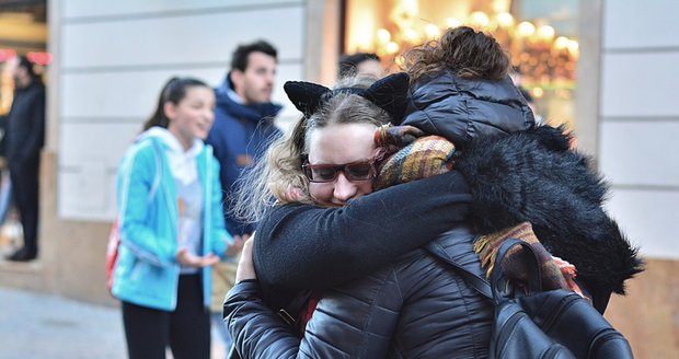 Ve čtvrtek 14. února bylo možné v Praze narazit na rozzářené objímače s cedulemi Free hugs.