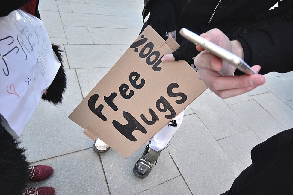 Ve čtvrtek 14. února bylo možné v Praze narazit na rozzářené objímače s cedulemi Free hugs.