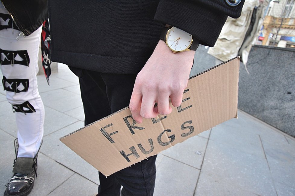 Ve čtvrtek 14. února bylo možné v Praze narazit na rozzářené objímače s cedulemi Free hugs.