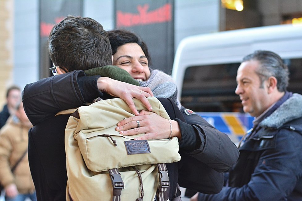 Ve čtvrtek 14. února bylo možné v Praze narazit na rozzářené objímače s cedulemi Free hugs.
