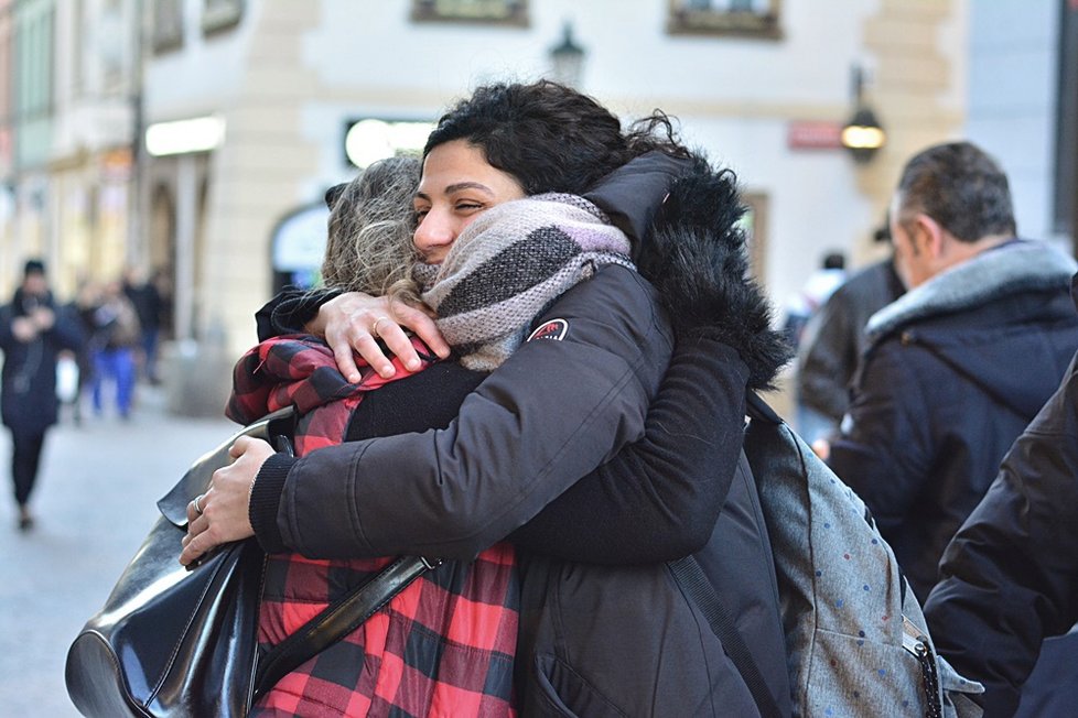 Ve čtvrtek 14. února bylo možné v Praze narazit na rozzářené objímače s cedulemi Free hugs.