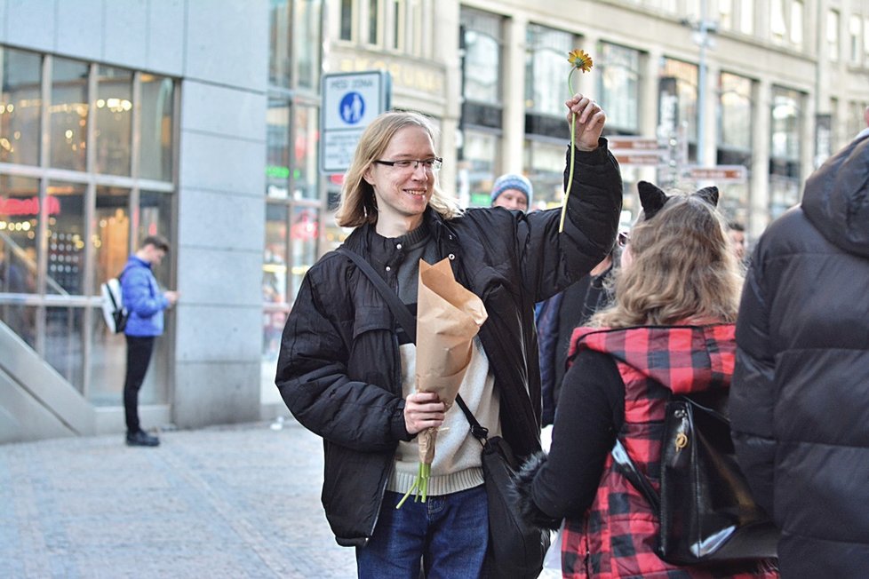 Ve čtvrtek 14. února bylo možné v Praze narazit na rozzářené objímače s cedulemi Free hugs.