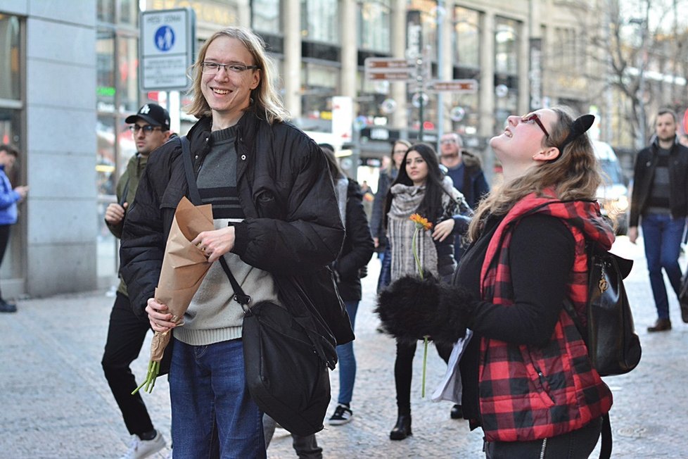 Ve čtvrtek 14. února bylo možné v Praze narazit na rozzářené objímače s cedulemi Free hugs.