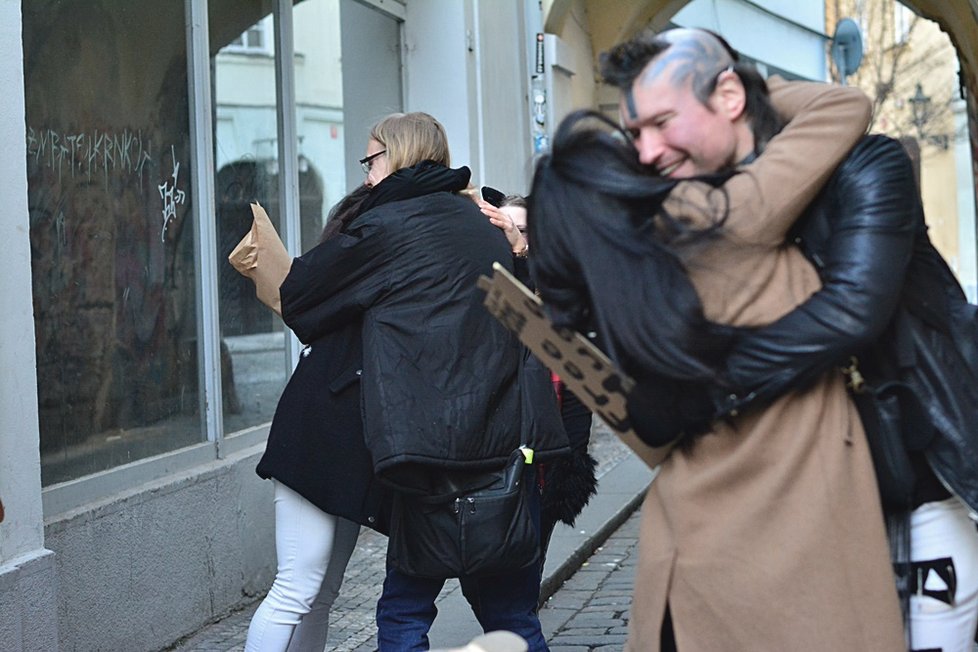 Ve čtvrtek 14. února bylo možné v Praze narazit na rozzářené objímače s cedulemi Free hugs.