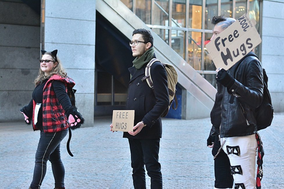 Ve čtvrtek 14. února bylo možné v Praze narazit na rozzářené objímače s cedulemi Free hugs.