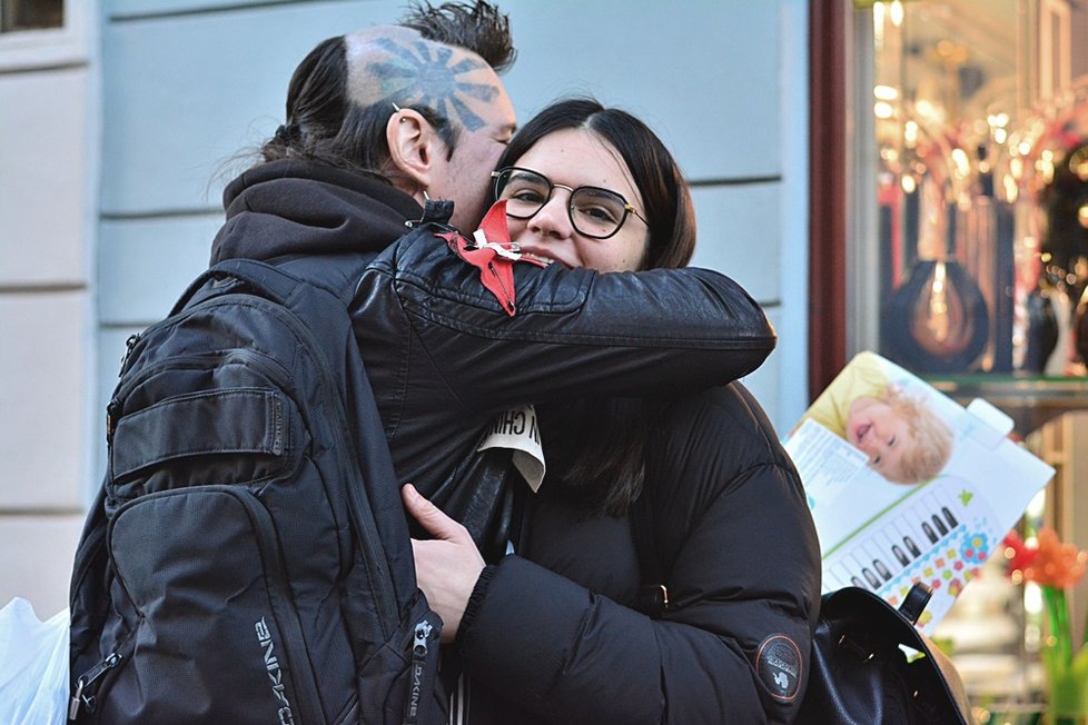 Ve čtvrtek 14. února bylo možné v Praze narazit na rozzářené objímače s cedulemi Free hugs.