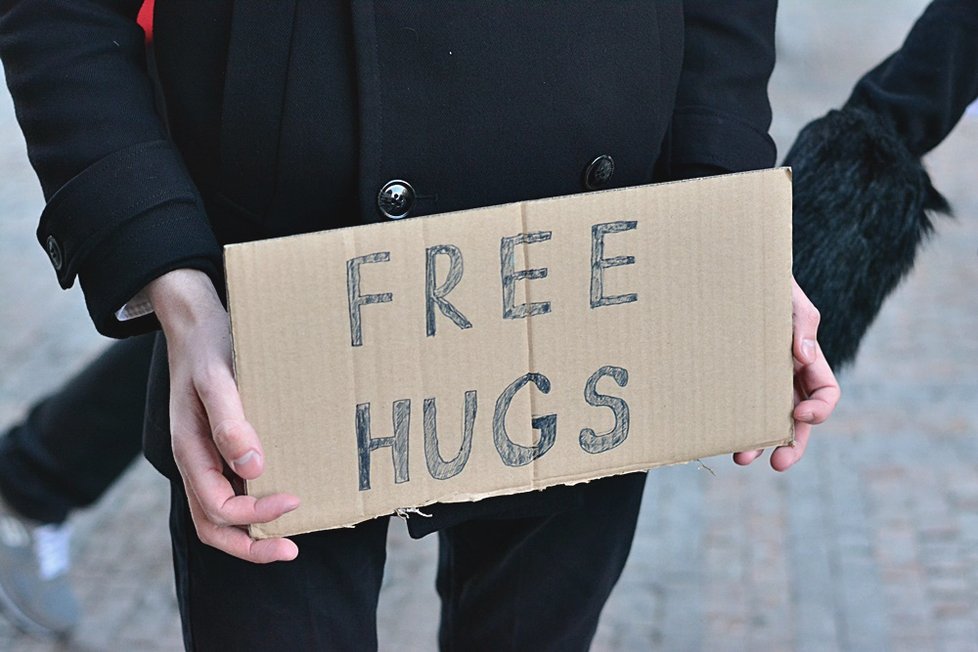 Ve čtvrtek 14. února bylo možné v Praze narazit na rozzářené objímače s cedulemi Free hugs.