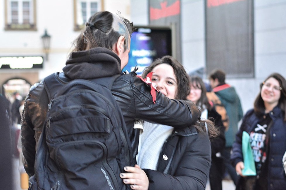 Ve čtvrtek 14. února bylo možné v Praze narazit na rozzářené objímače s cedulemi Free hugs.