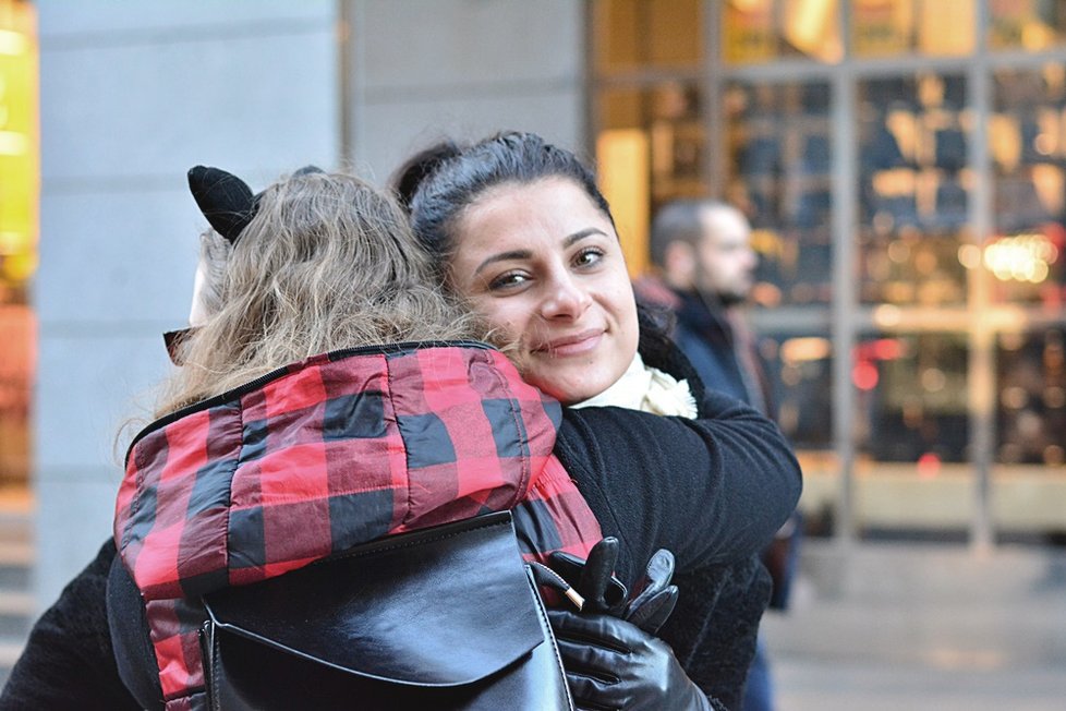 Ve čtvrtek 14. února bylo možné v Praze narazit na rozzářené objímače s cedulemi Free hugs.