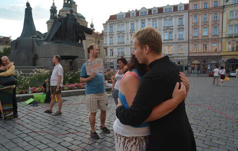 Naprosto cizí lidé se na Staromáku objímali. Češi se styděli, turisté se nebáli