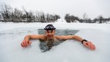 Freediver David Vencl v knize rekordů: V ledové vodě uplaval v plavkách 80 metrů! 
