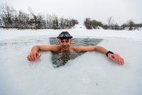 Freediver David Vencl v knize rekordů: V ledové vodě uplaval v plavkách 80 metrů!