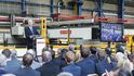 Britský ministr obrany Sir Michael Fallon slavnostně stiskl knoflík v loděnici koncernu BAE Systems ve skotském Glasgow