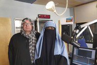 Islámské burky v rádiu: Vysílali v nich moderátoři