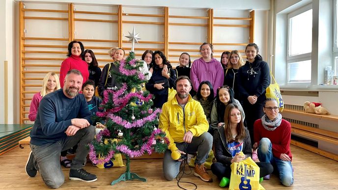 Vánoční dárky v pasťáku rozdával Petr Vágner, řada dívek dostala dárek od Ježíška poprvé