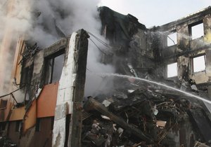 Trosky domu krátce po výbuchu.