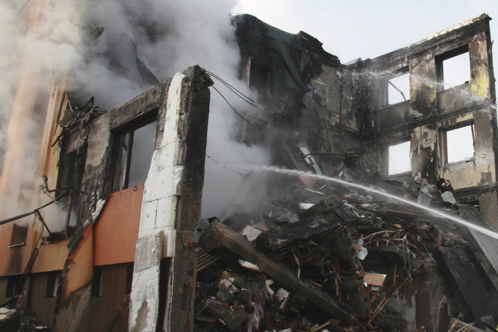 Trosky domu krátce po výbuchu.