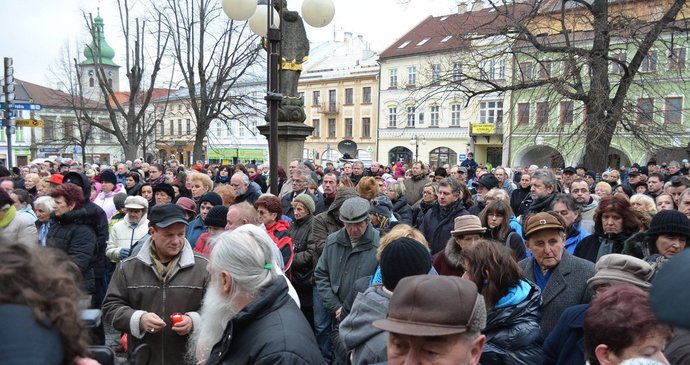 Tisícovka lidí přišla na náměstí ve Frenštátě pod Radhoštěm vzpomenout během mše svaté na oběti výbuchu v paneláku.