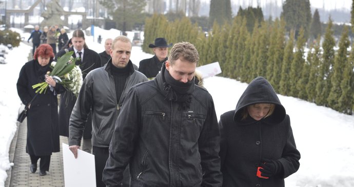 Andrea a Ondřej Konvičkovi přichází do smuteční síně dát poslední sbohem svým dětem